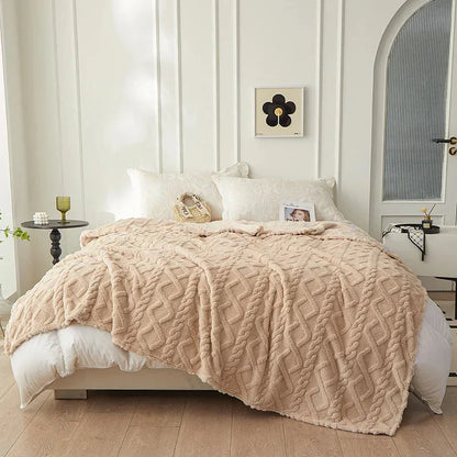 Beige Kuscheldecke auf Bett, geometrisches Muster, Schlafzimmerdekor, gemütlich, modern.