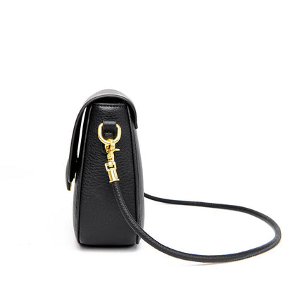 Schwarze Lederhandtasche mit goldener Schnalle und Schulterriemen, elegante Damenmode.