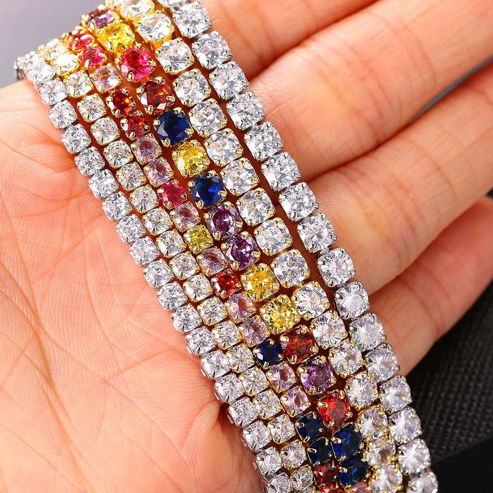 Mehrreihiges Armband mit bunten Kristallen, funkelnd, luxuriös, Schmuck, Hand, Nahaufnahme.