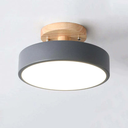 Moderne Deckenleuchte, rund, grau, Holzdetails, LED, energiesparend, für Wohnzimmer.