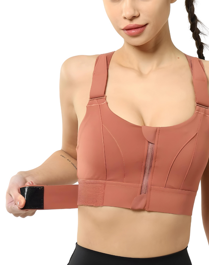 Frau trägt braunen Sport-BH mit Reißverschluss, verstellbarem Verschluss, ideal für Fitness.