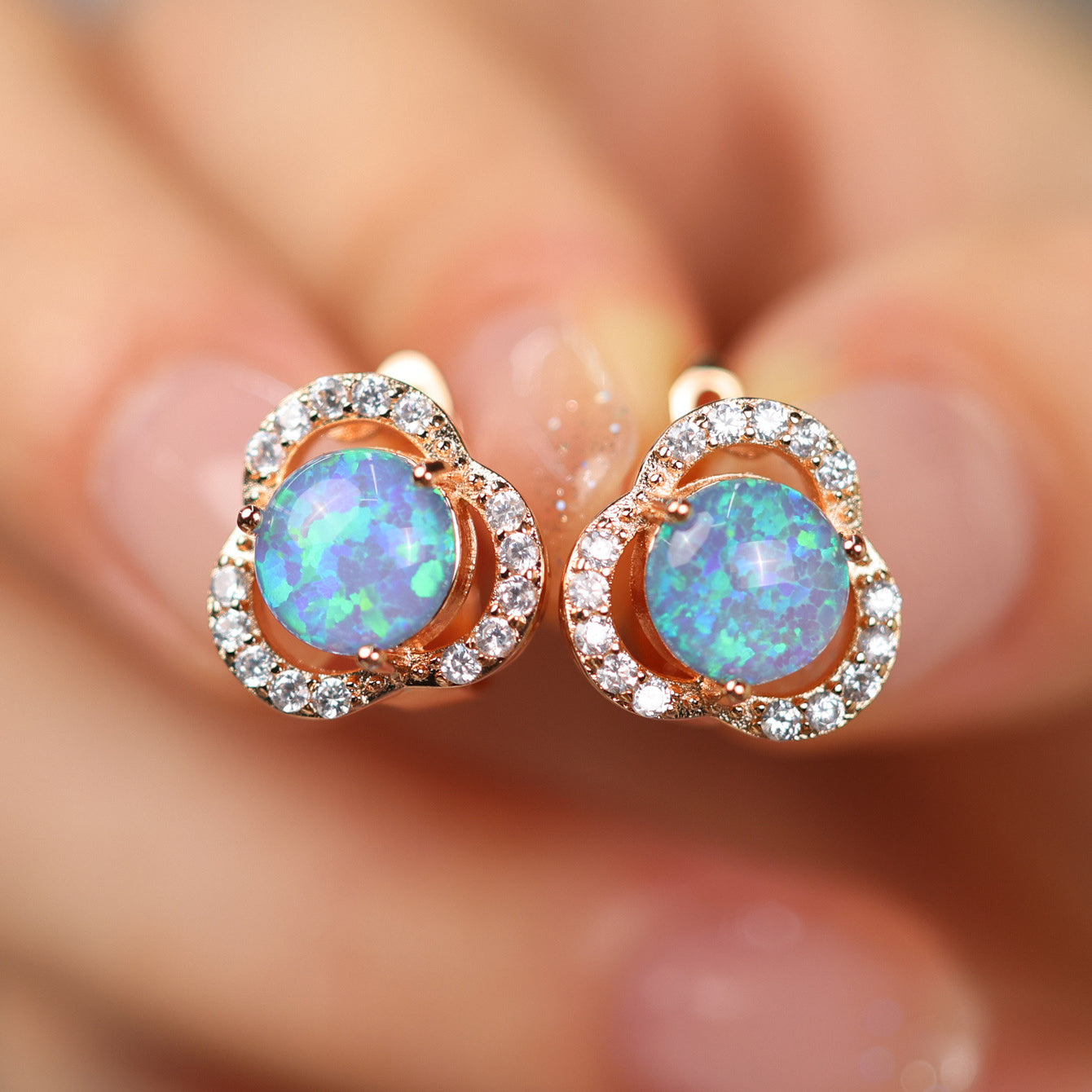 Opal-Ohrringe mit Diamanten, Roségold, funkelnd, eleganter Schmuck, luxuriöses Accessoire