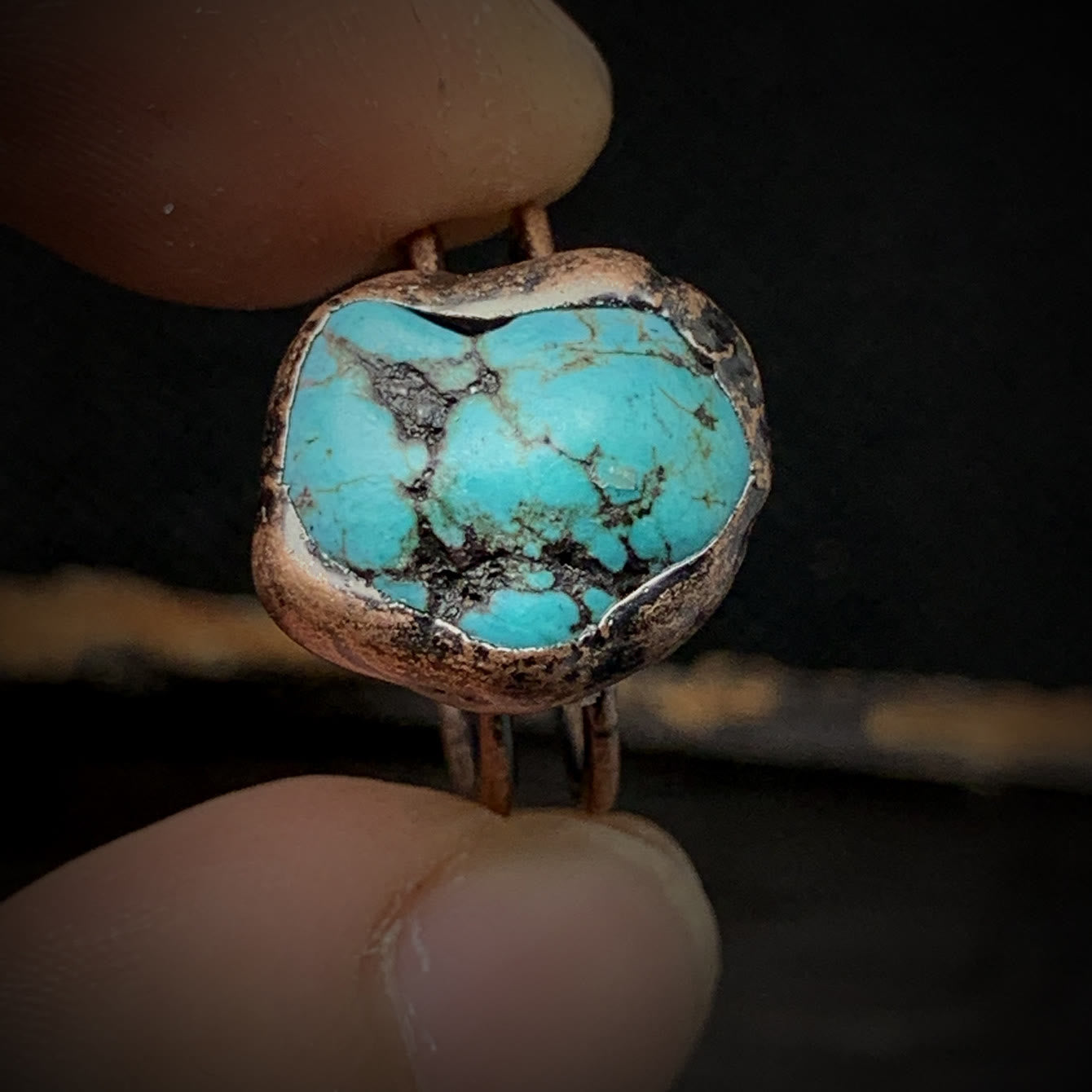 Antiker Kupferring mit türkisfarbenem Stein, handgefertigter Schmuck, Vintage-Design.
