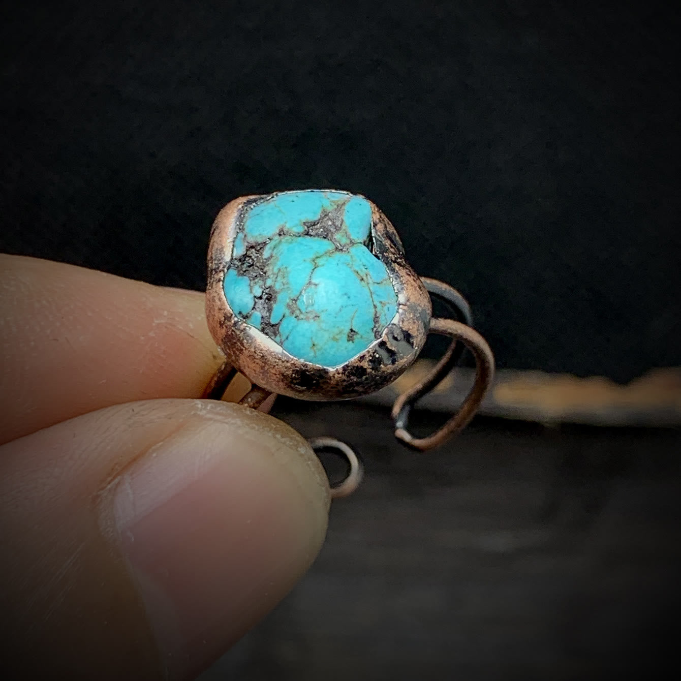 Antiker Kupferring mit türkisfarbenem Stein, handgefertigter Schmuck, Vintage-Design.