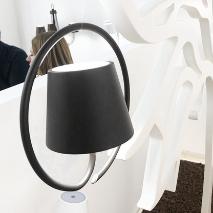 Moderne schwarze Hängelampe mit rundem Rahmen, minimalistisches Design, Innenbeleuchtung.
