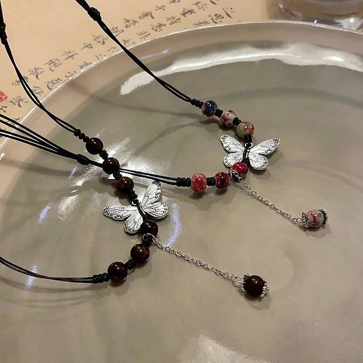 Schmetterlings-Halskette mit Perlen, schwarz, handgefertigt, Modeschmuck, Damenaccessoire.