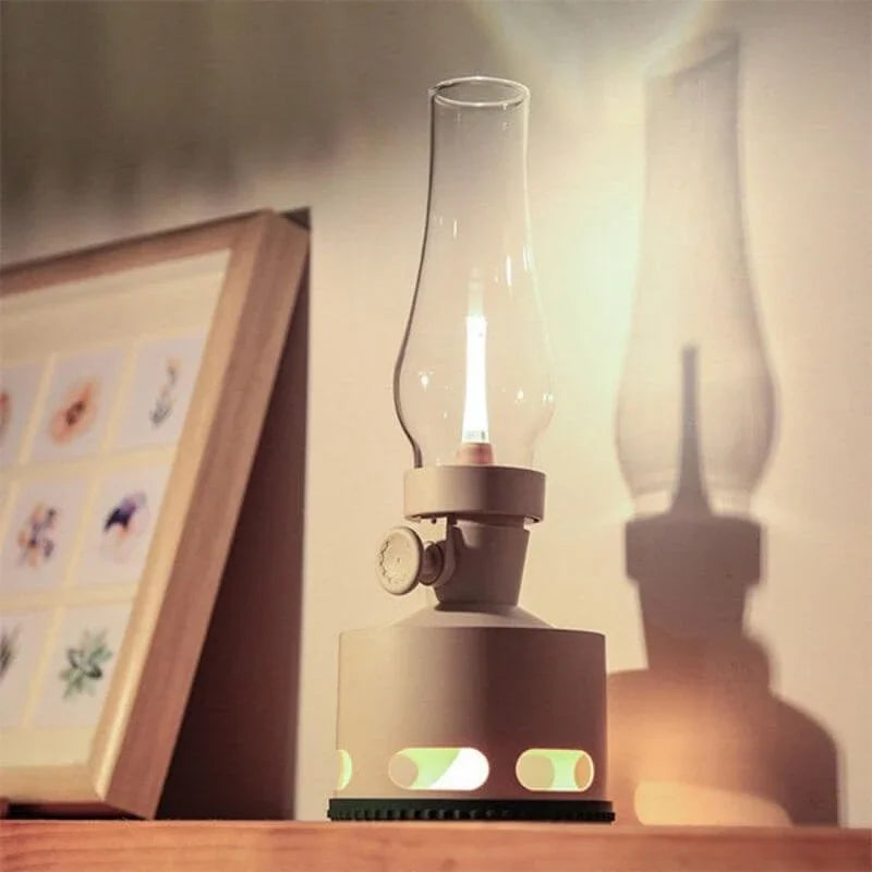 Retro Tischlampe aus Glas und Metall, warmes Licht, Vintage-Dekor, Wohnzimmerbeleuchtung.