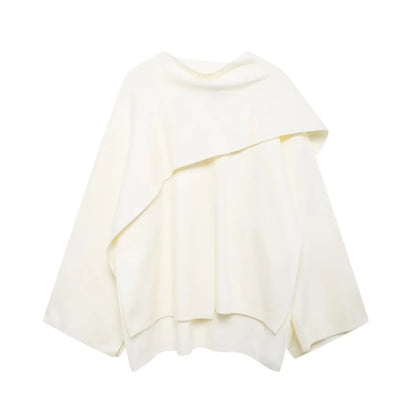Weiße Damenbluse aus Baumwolle, asymmetrisches Design, eleganter Stil, modische Oberbekleidung.