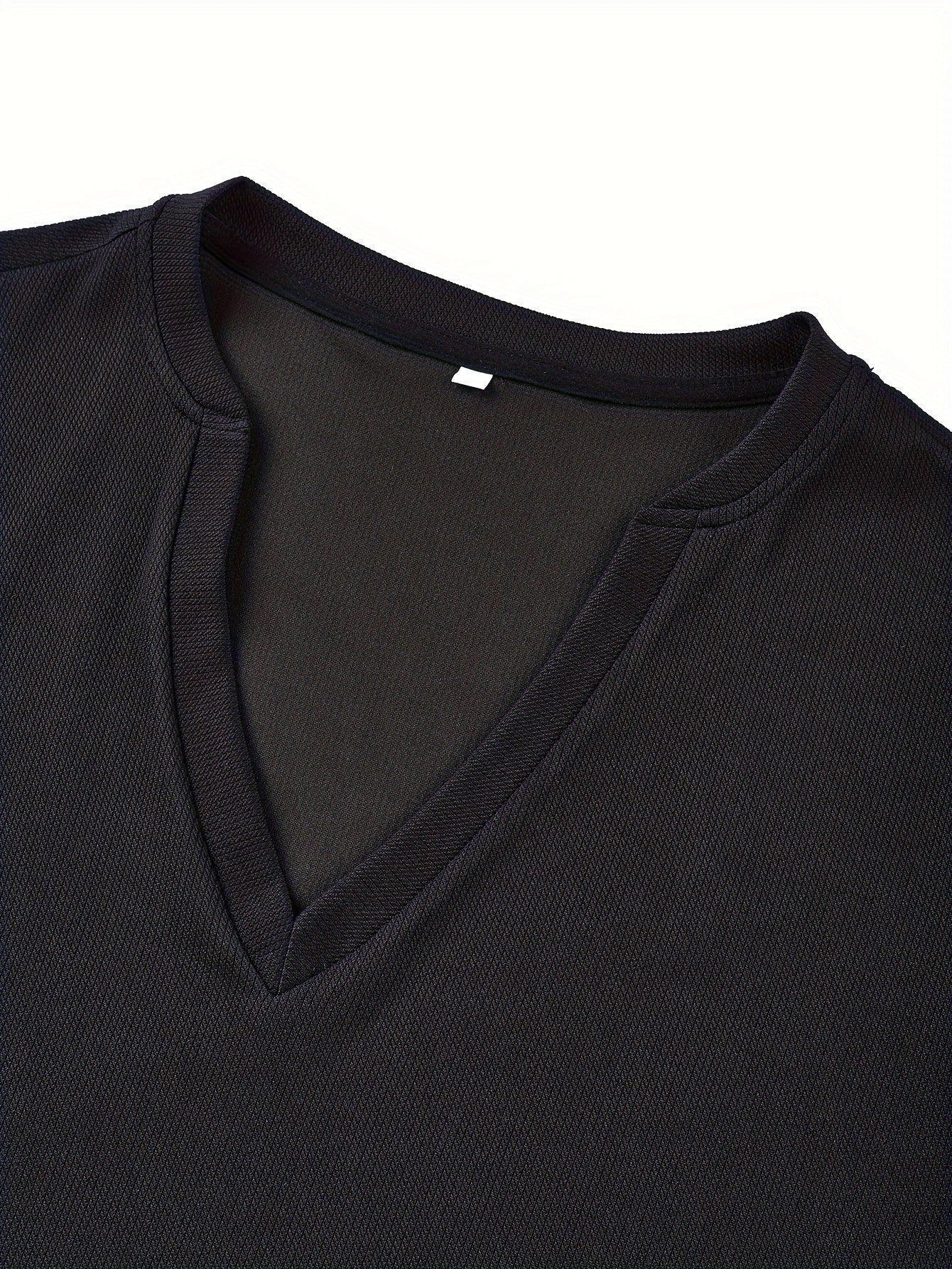 Herr T-shirt med djup V-ringning och struktur – Rafael