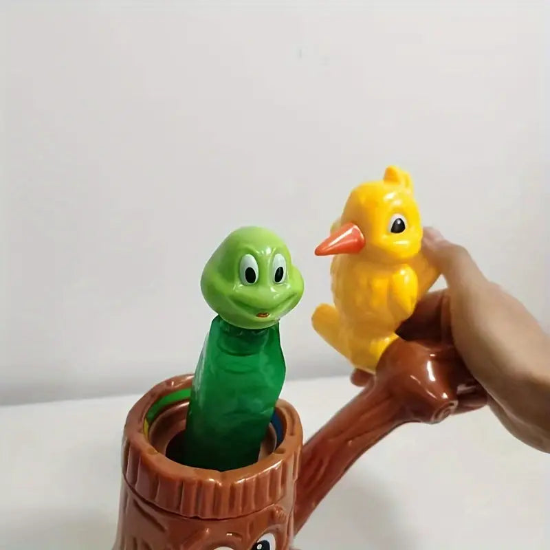 Spielzeug-Schlange in Baumstumpf-Tasse mit gelbem Vogel, Kunststoff, Kinder, lustig, bunt.