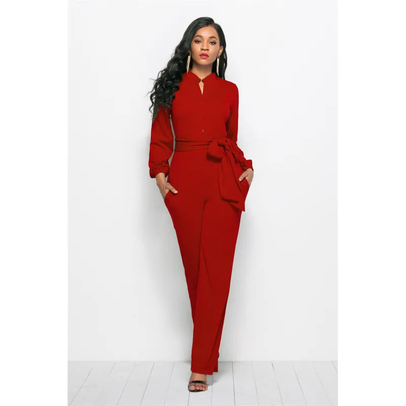 Frau in rotem Jumpsuit mit Gürtel, elegantes Design, lange Ärmel, Modekleidung.