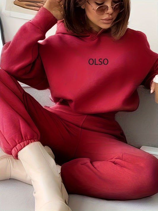 Frau in rotem OLSO-Hoodie und Jogginghose, beige Stiefel, modisch, lässig, Streetwear.