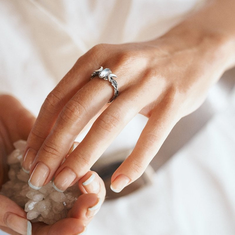 Silberring mit Perle auf Hand, eleganter Schmuck, Damenring, modisches Accessoire, Geschenkidee.