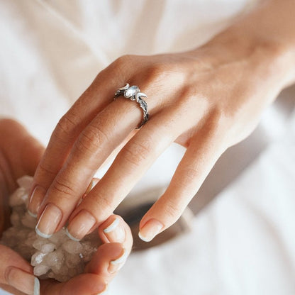 Silberring mit Perle auf Hand, eleganter Schmuck, Damenring, modisches Accessoire, Geschenkidee.