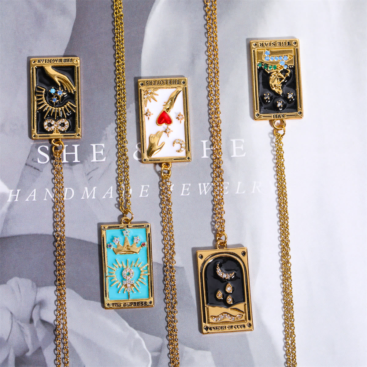 Fünf goldene Tarot-Anhänger mit Ketten, verziert mit bunten Edelsteinen und Symbolen.