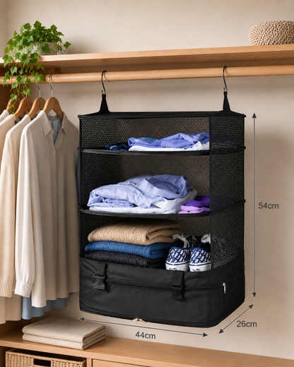 Hängande hylla i en garderob fylld med kläder och skor, med måttpilar för höjd, bredd och djup 7
