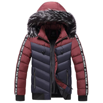 Bordeaux-schwarze Herren-Daunenjacke mit Kunstfellkapuze und PUBG MOBILE-Logo.