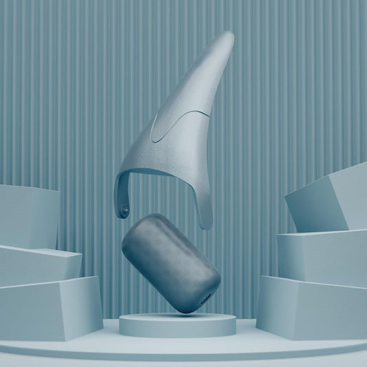 Futuristisches graues Designobjekt, schwebend, vor blauem Hintergrund, modernes Interieur.