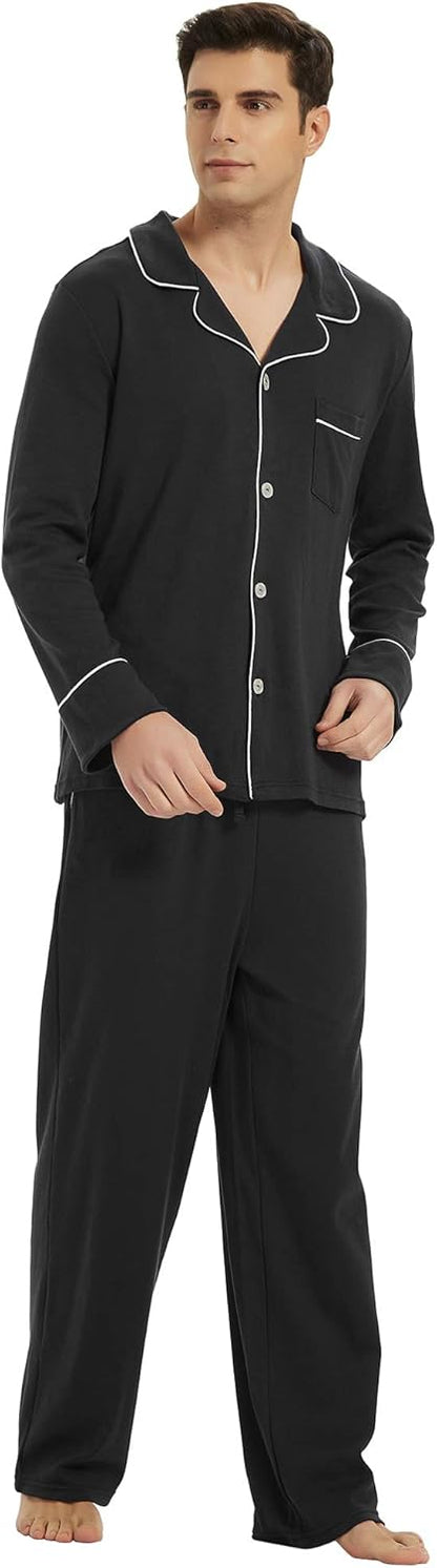Schwarzer Herren-Pyjama aus Baumwolle mit Knopfleiste und weißer Paspelierung.