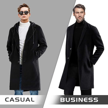 Zwei Männer in schwarzen Mänteln, links casual, rechts business, grauer Hintergrund.