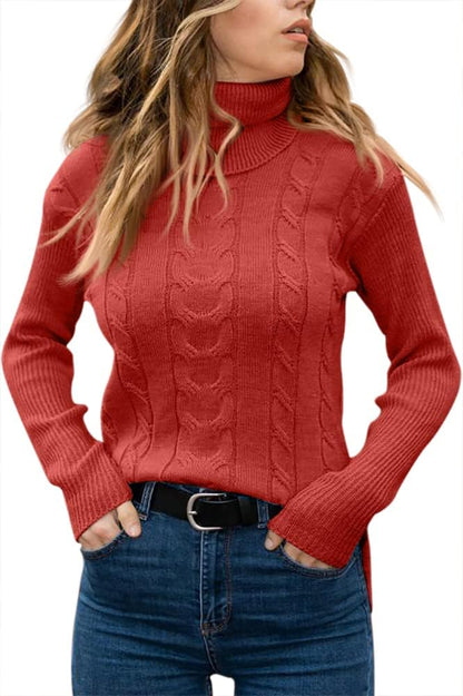 Frau in rotem Rollkragenpullover mit Zopfmuster, blaue Jeans, modisch, Herbstmode.