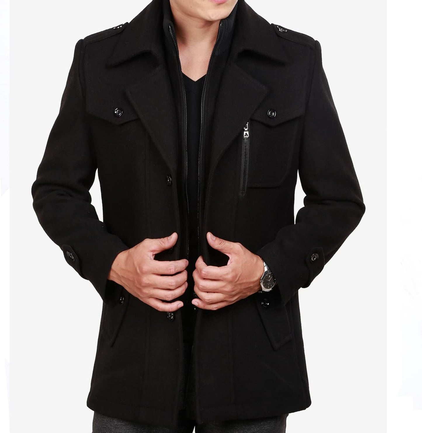 Mann in schwarzem Wollmantel, stilvoll, elegant, Herbstmode, Herrenbekleidung, Knopfleiste.