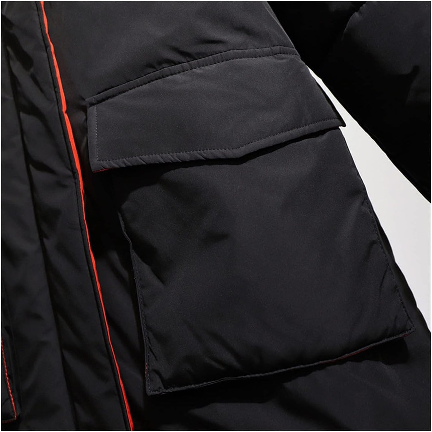Schwarze Winterjacke mit großer Tasche, rote Naht, warme Outdoor-Bekleidung, Herrenmode.