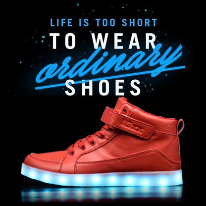 Roter LED-Sneaker mit leuchtender Sohle, modisch, auffällig, für Partys und Events.