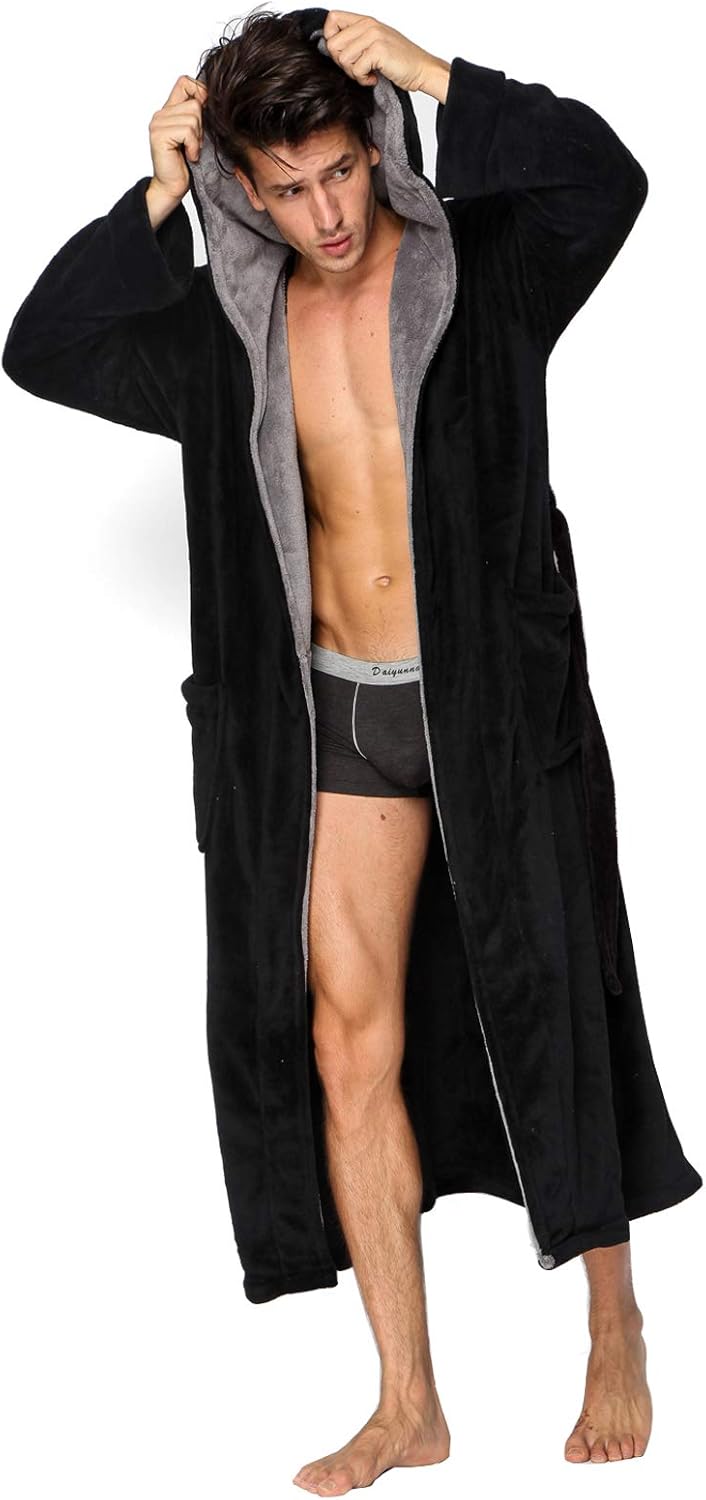 Mann in schwarzem Fleece-Bademantel mit Kapuze, grauem Innenfutter, Taschen, Reißverschluss.