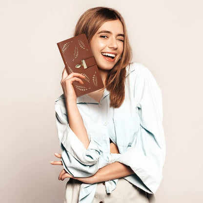 Frau mit brauner Lederhandtasche, lächelnd, modisch, Accessoire, Damenmode, elegant.