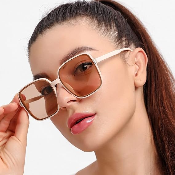 Frau mit großer, quadratischer Sonnenbrille, braune Gläser, weißer Rahmen, modisch, elegant.