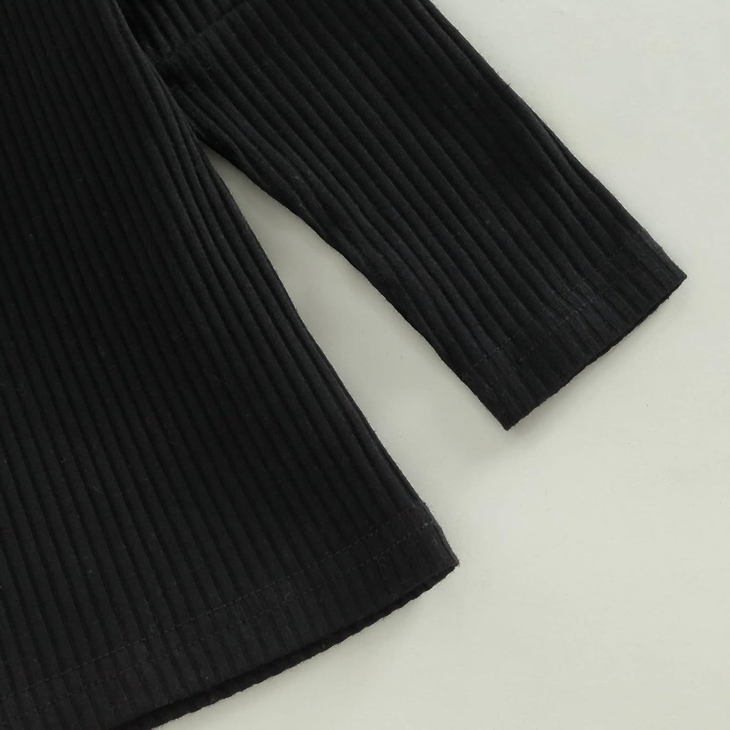 Schwarzes geripptes Langarmshirt aus Baumwolle, modisch, bequem, vielseitig.
