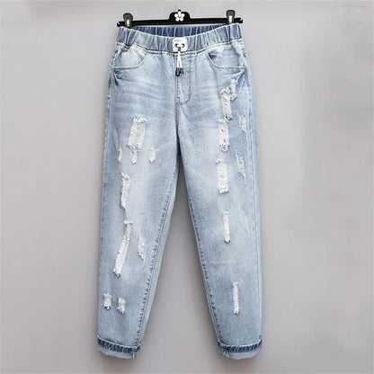 Damen Boyfriend Jeans, hellblau, zerrissen, elastischer Bund, modische Freizeitkleidung.