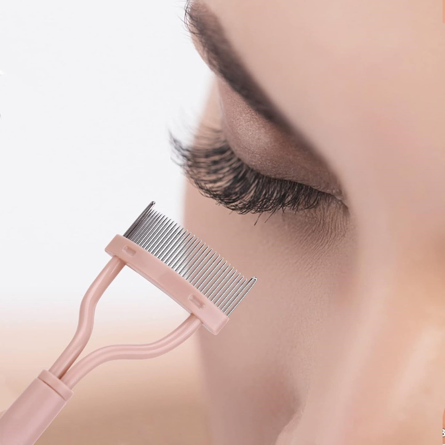 Rosa Wimpernkamm für präzises Trennen und Stylen von Wimpern, Make-up-Tool.