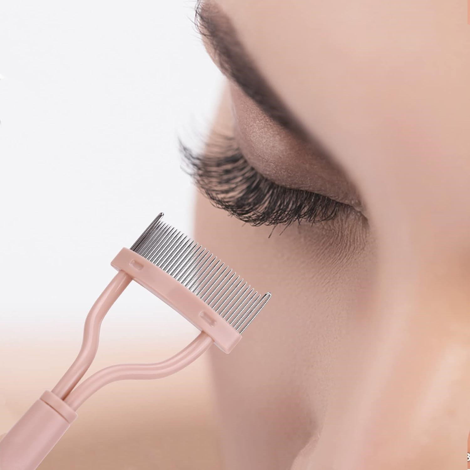 Rosa Wimpernkamm für präzises Trennen und Stylen von Wimpern, Make-up-Tool.