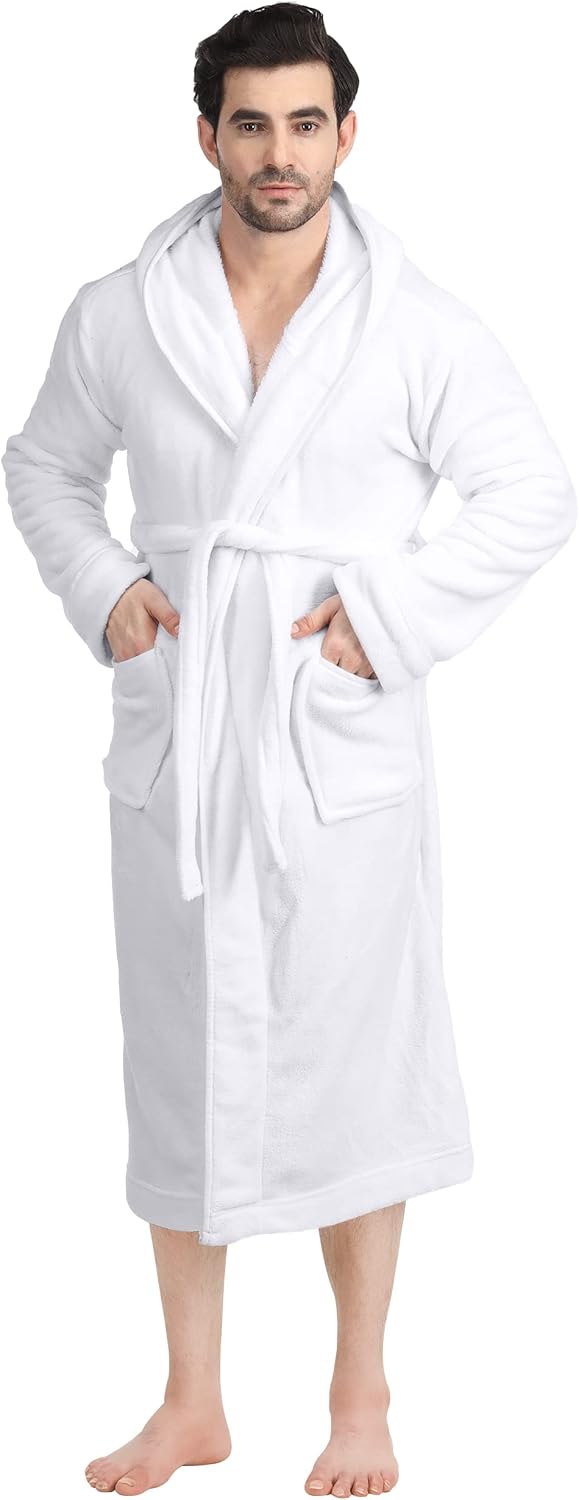 Mann im weißen Bademantel aus Fleece mit Kapuze und Taschen, gemütlich, warm, Herrenmode.
