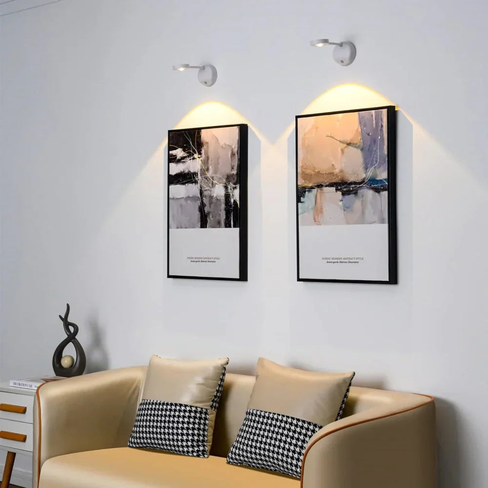 Moderne Wohnzimmerbeleuchtung, LED-Wandleuchten über abstrakten Gemälden, beige Sofa.