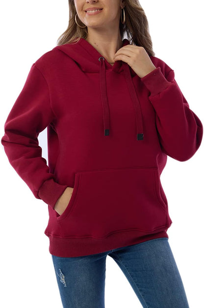 Frau in rotem Kapuzenpullover aus Baumwolle, lässig, mit Kängurutasche, modisch, bequem.