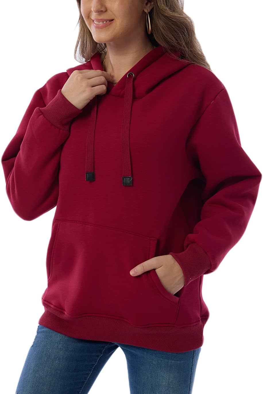 Frau in rotem Kapuzenpullover, Kängurutasche, lässig, bequem, Damenmode, Herbstkleidung.