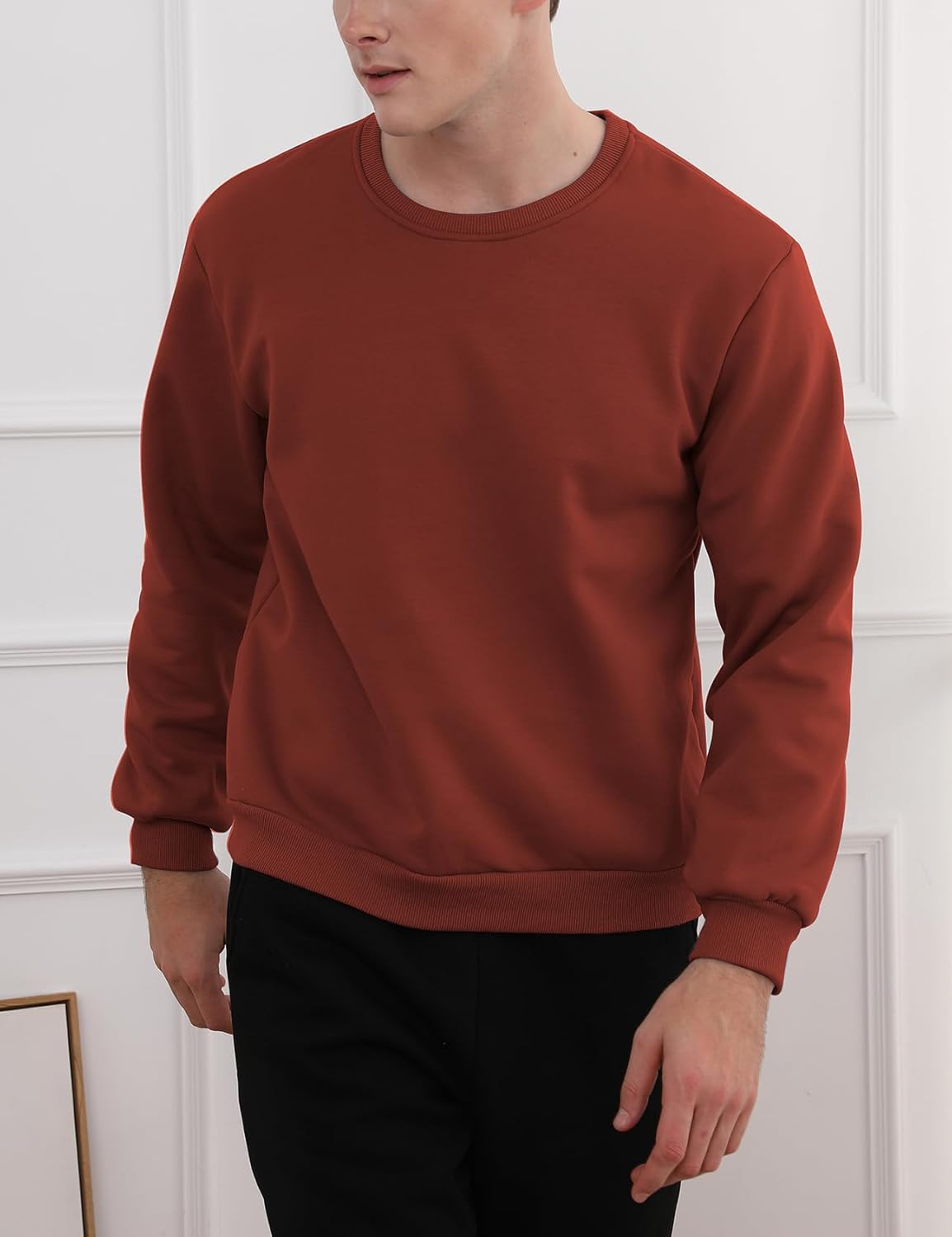 Mann trägt braunen Pullover, Rundhalsausschnitt, Freizeitmode, Herrenbekleidung, Herbststil.