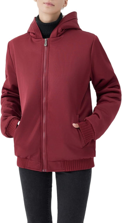 Frau in roter Kapuzenjacke, Reißverschluss, Taschen, Freizeitkleidung, Herbstmode, Damenjacke.
