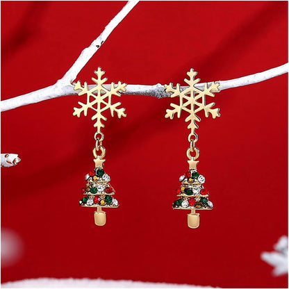 Goldene Schneeflocken-Ohrringe mit buntem Weihnachtsbaum-Anhänger auf rotem Hintergrund.