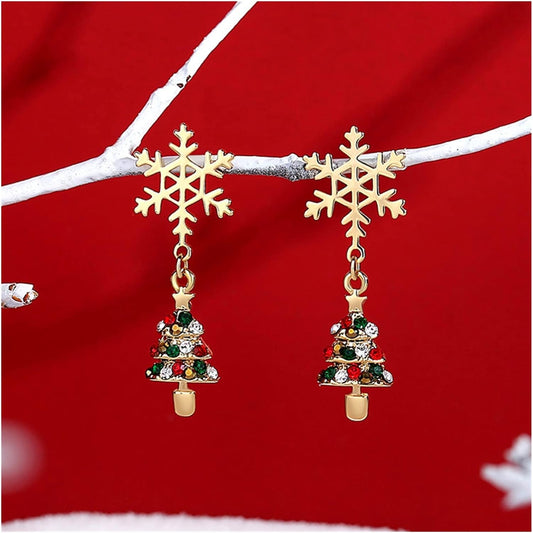 Goldene Schneeflocken-Ohrringe mit buntem Weihnachtsbaum-Anhänger auf rotem Hintergrund.