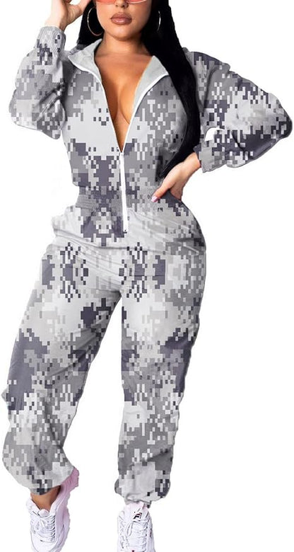 Frau in grauem Camouflage-Jumpsuit mit Reißverschluss, modisch, urbaner Stil.