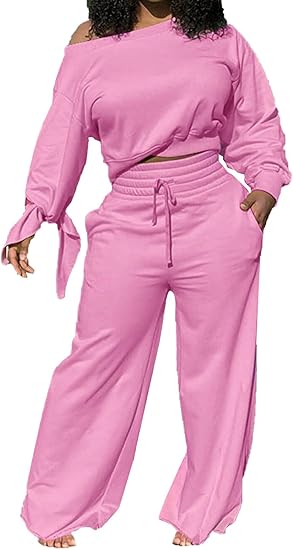 Frau in rosa Freizeitanzug, Off-Shoulder-Oberteil, weite Hose, modisch, bequem, Damenmode.