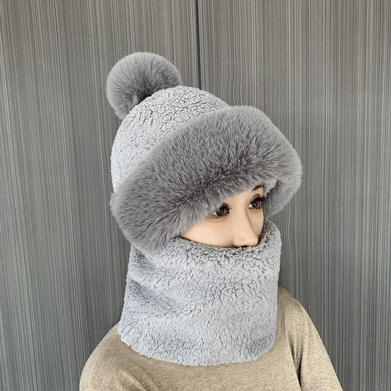 Graue Wintermütze mit Schal, Kunstpelz, warm, Damenmode, gestrickt, stilvoll, gemütlich.