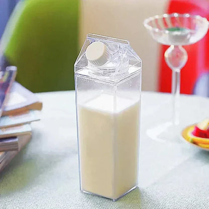 Transparente Milchflasche aus Kunststoff, quadratisch, mit Schraubverschluss, auf Tisch.