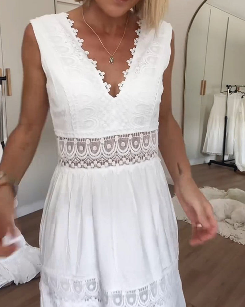 Frau in weißem Spitzenkleid mit V-Ausschnitt, ärmellos, elegantes Sommeroutfit, Holzfußboden.