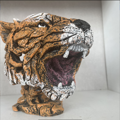 Tigerkopf-Skulptur aus Harz, realistisch bemalt, Dekofigur, orange-weiß, offenes Maul.