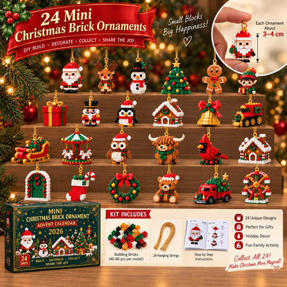 Översikt över alla 24 ornament på trappsteg, med ask, byggklossar, hängsnören och instruktionshäfte samt figur i fingrarna för storlek. 5